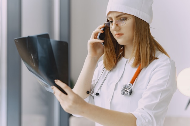 Doctora con bata blanca en el hospital