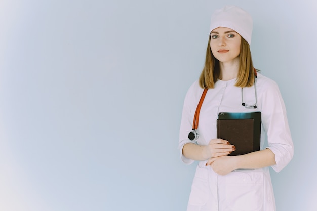 Doctora con bata blanca en el hospital