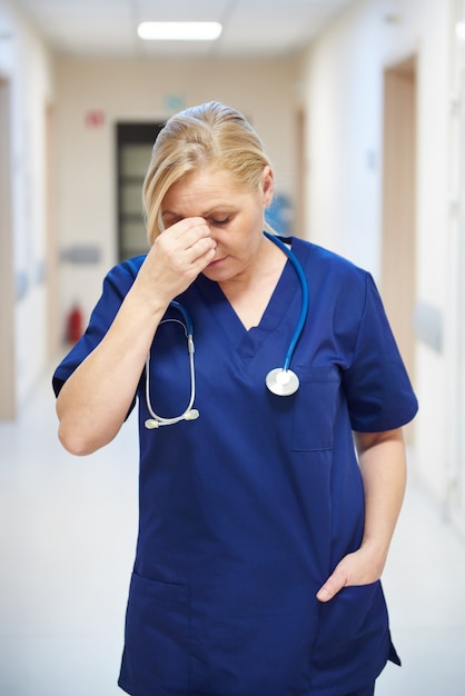 Doctora cansada después de un largo día