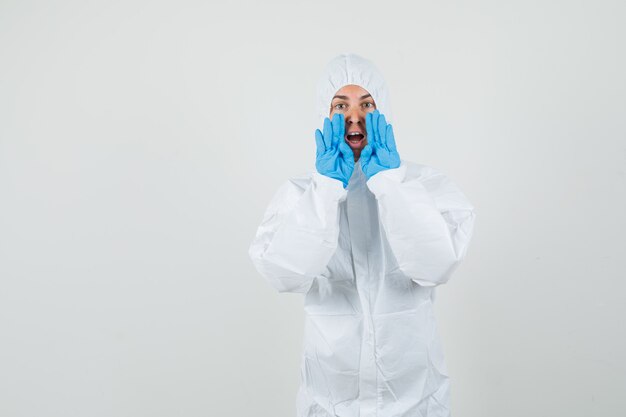 Doctora diciendo algo confidencial en traje protector