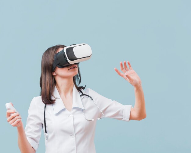 Doctora con estetoscopio experimentando realidad virtual