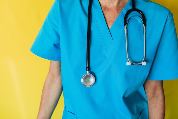 Doctora con un estetoscopio y un uniforme médico