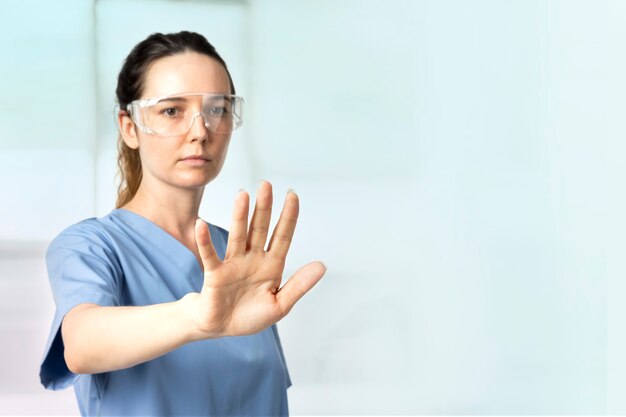 Doctora con gafas inteligentes tocando la tecnología médica de pantalla virtual