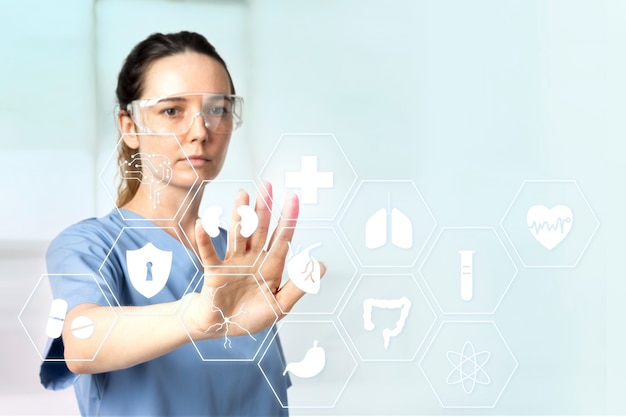 Doctora con gafas inteligentes tocando la tecnología médica de pantalla virtual