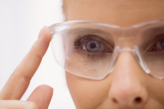 Doctora con gafas protectoras en clínica