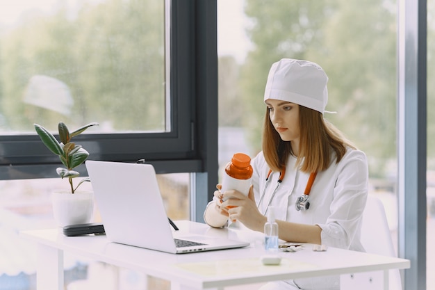 Doctora grabando video vlog sobre medicin