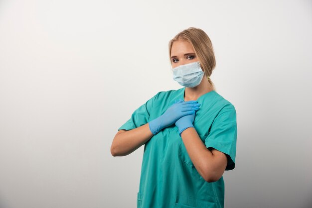 Doctora con guantes de látex y mascarilla médica.