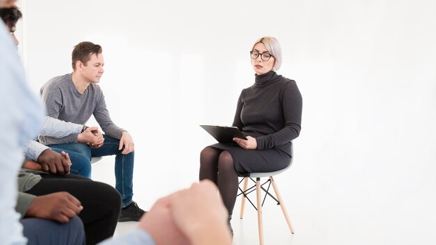 Doctora hablando con pacientes de rehabilitación