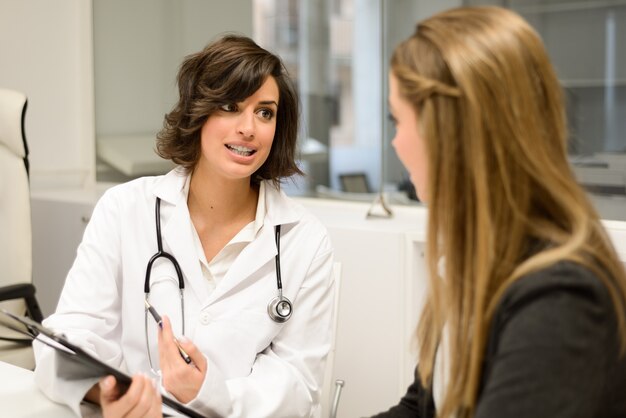 Doctora hablando con su paciente