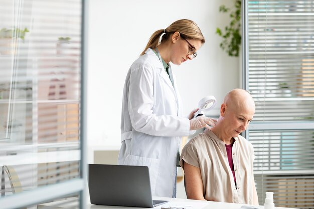 Doctora haciendo un chequeo a un paciente con cáncer de piel