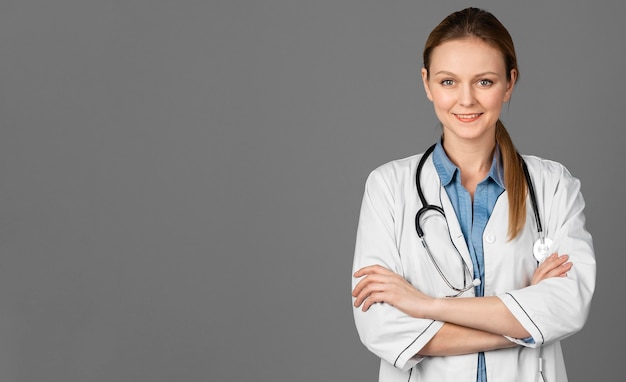 Doctora en el hospital con estetoscopio