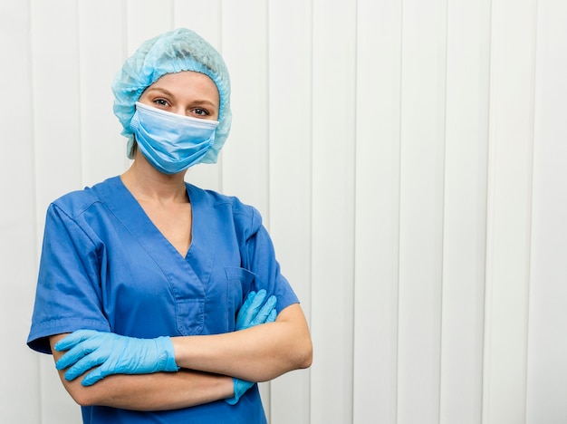 Foto gratuita doctora en el hospital con máscara