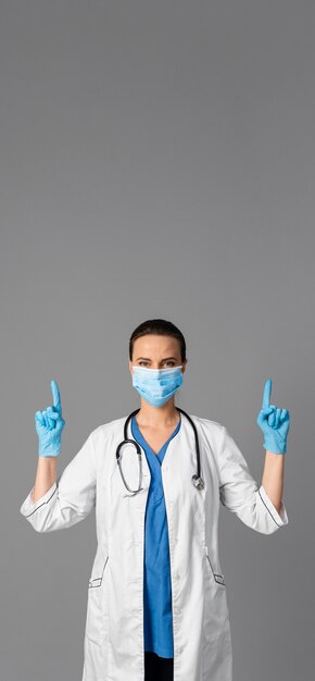 Doctora en el hospital con máscara