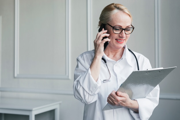 Doctora con un informe médico