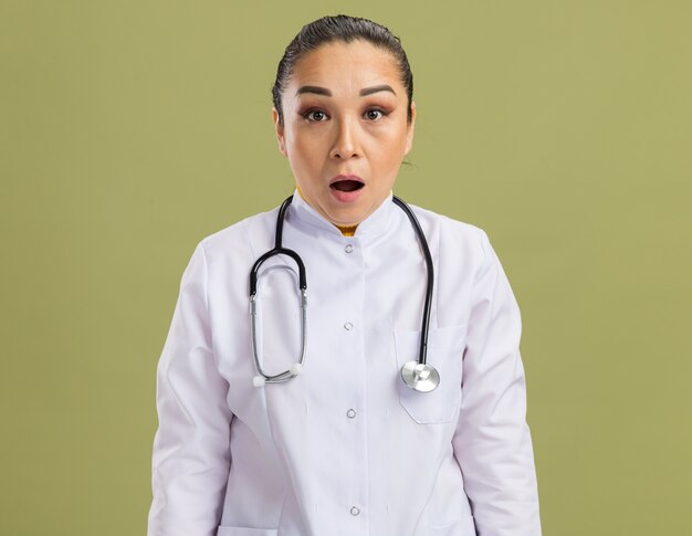 Doctora joven confundida y sorprendida