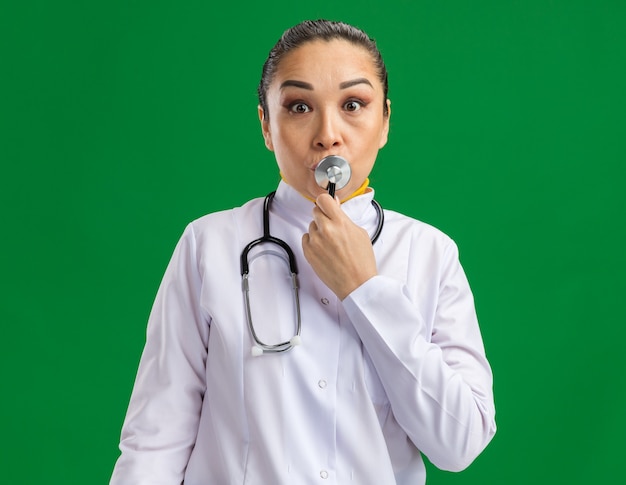 Doctora joven divirtiéndose sorprendido