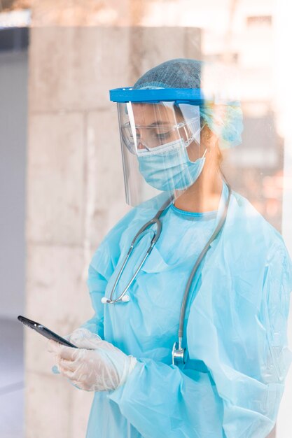 Doctora de lado con equipo pandémico