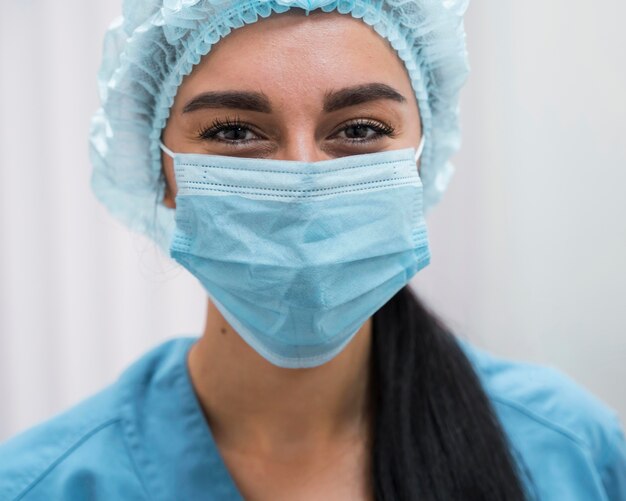 Doctora con máscara médica