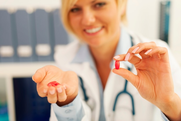 Doctora en medicina dando pastillas