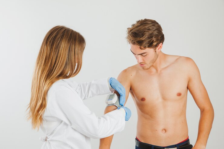 Foto gratuito doctora, medir la presión arterial