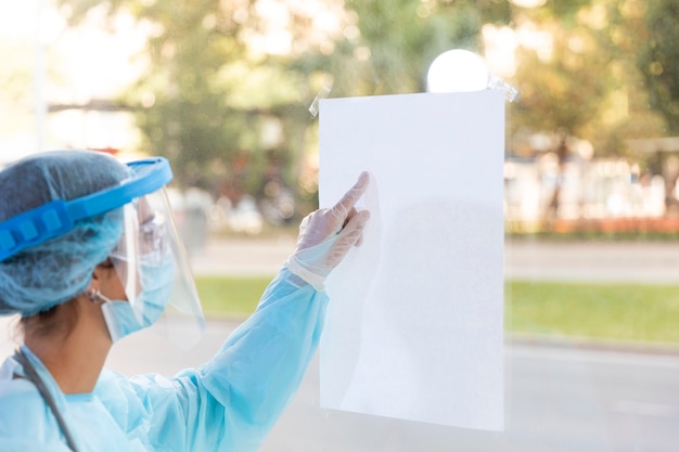 Doctora mirando una hoja de papel vacía