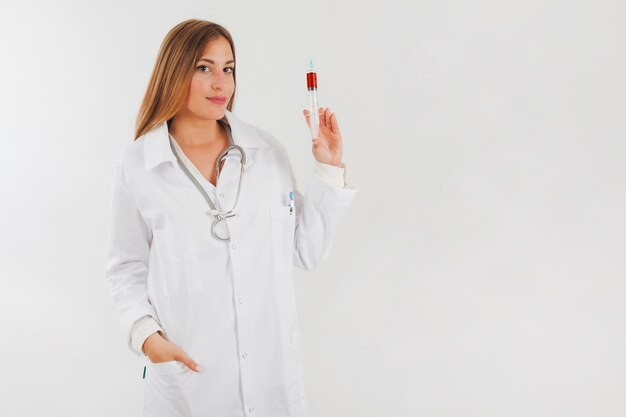 Doctora mostrando tube con sangre