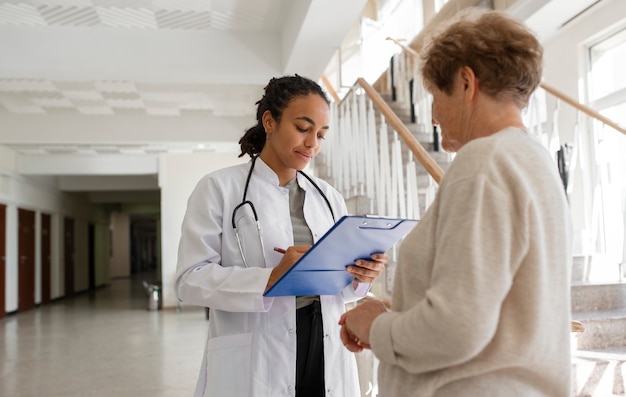 Foto gratuita doctora negra haciendo su trabajo