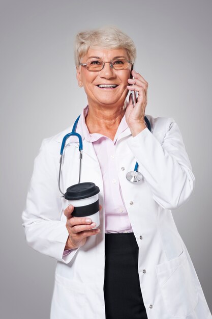 Doctora ocupada con smartphone