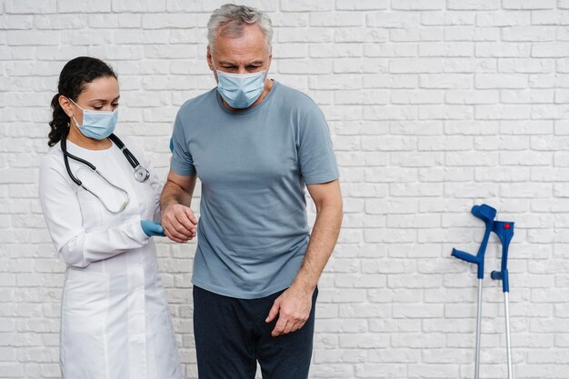 Doctora ofreciendo apoyo a su paciente