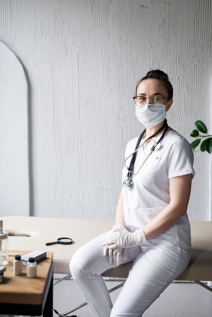 Doctora posando en consulta médica