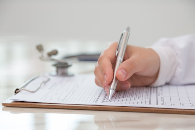 Doctora rellenando un formulario médico