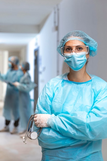 Doctora en ropa protectora posando en el hospital