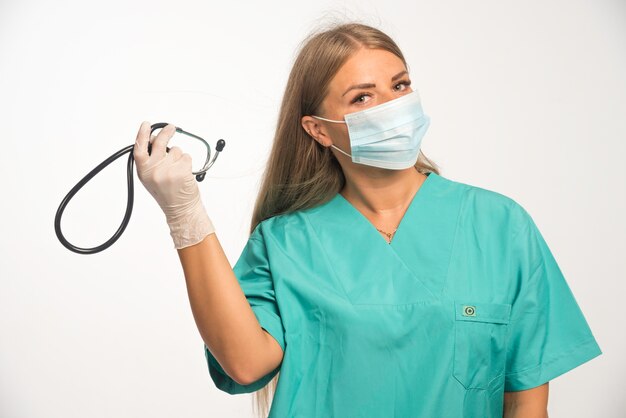 Foto gratuita doctora rubia en mascarilla.