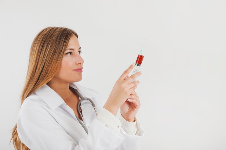 Foto gratuito doctora con sangre en tubo