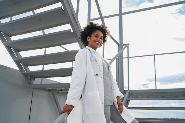 Foto gratuita doctora sonriente de ángulo bajo