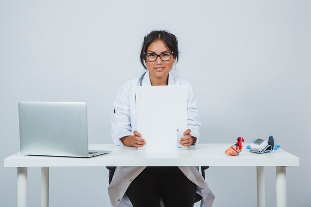 Doctora sonriente en la oficina