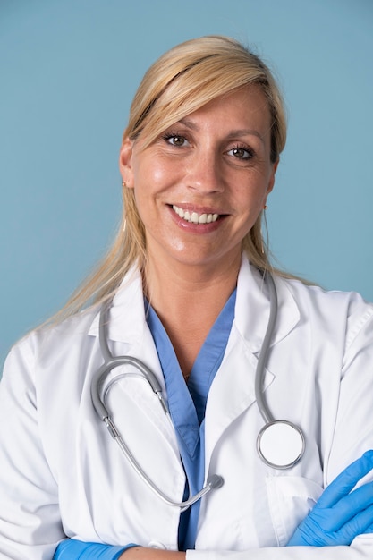 Doctora sonriente posando en traje y estetoscopio