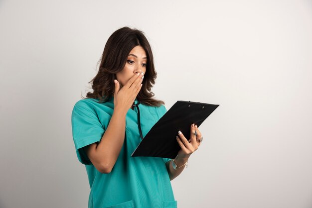 Doctora sorprendida después de ver resultados.