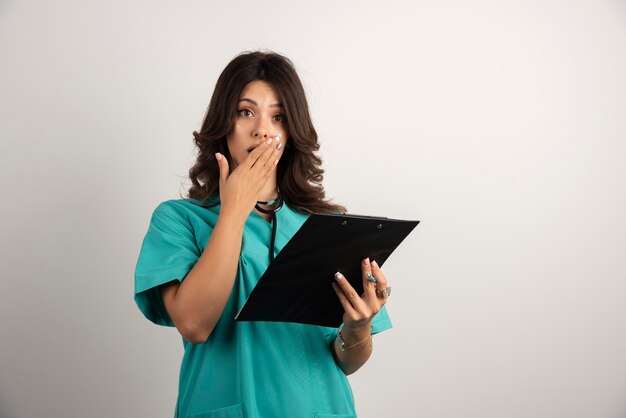 Doctora sorprendida después de ver resultados.