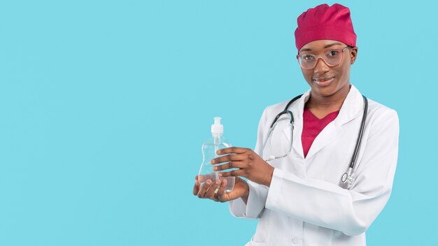 Doctora sosteniendo una botella de jabón líquido transparente