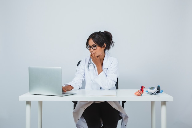 Foto gratuita doctora tecleando en el portátil