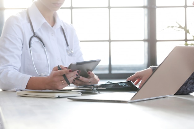 Doctora trabajando, especialista en medicina