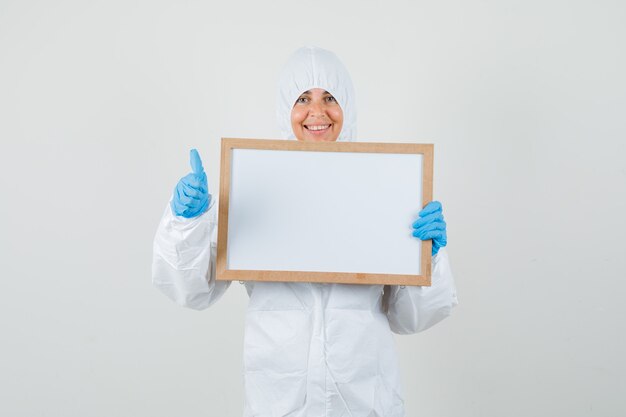 Doctora en traje de protección