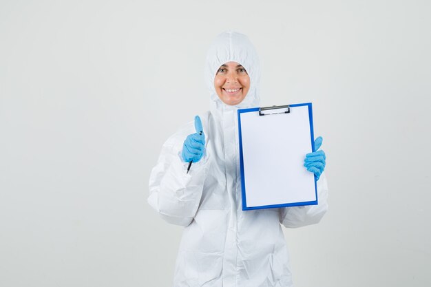 Doctora en traje de protección