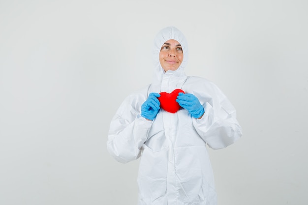 Doctora en traje de protección