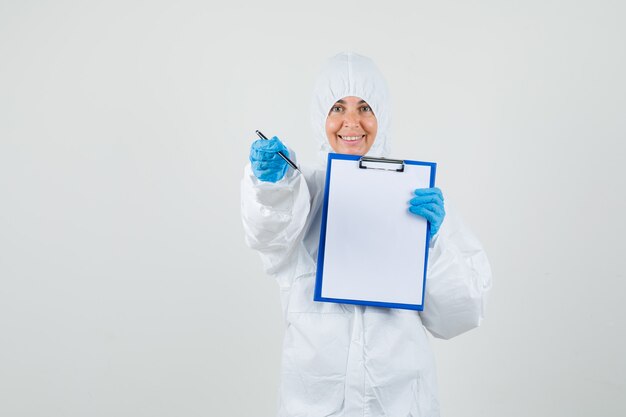 Doctora en traje de protección