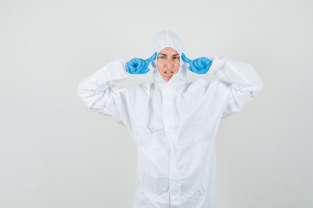 Doctora en traje de protección