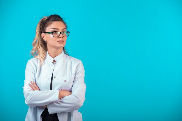 Doctora en uniforme blanco parece segura.