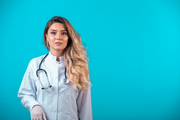 Doctora en uniforme blanco.