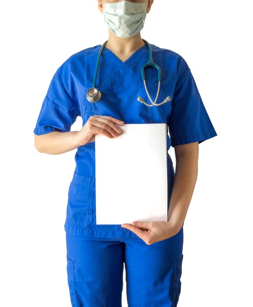 Doctora en uniforme médico azul y máscara sosteniendo un papel blanco en blanco con un espacio de copia